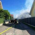 Heckenbrand schlägt auf Gebäude über