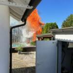 Heckenbrand schlägt auf Gebäude über