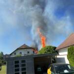 FF Strasshof a.d. Nordbahn: Heckenbrand schlägt auf Gebäude über