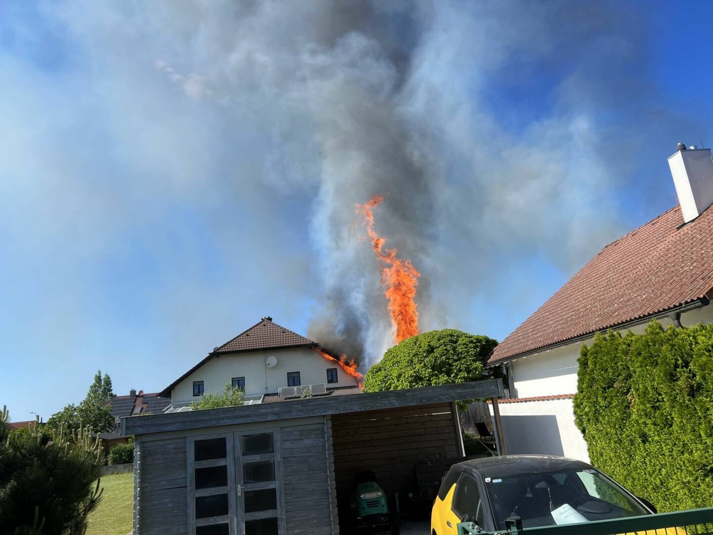FF Strasshof a.d. Nordbahn: Heckenbrand schlägt auf Gebäude über