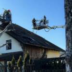 Heckenbrand schlägt auf Gebäude über