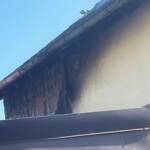 Heckenbrand schlägt auf Gebäude über