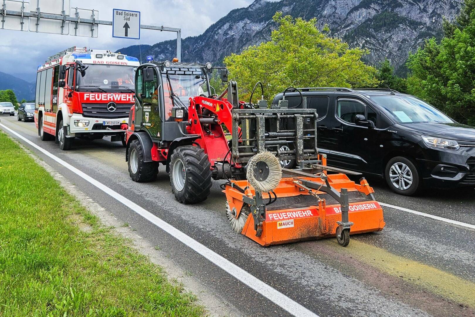 FF Bad Goisern: Ölspur im XXL-Format beseitigt