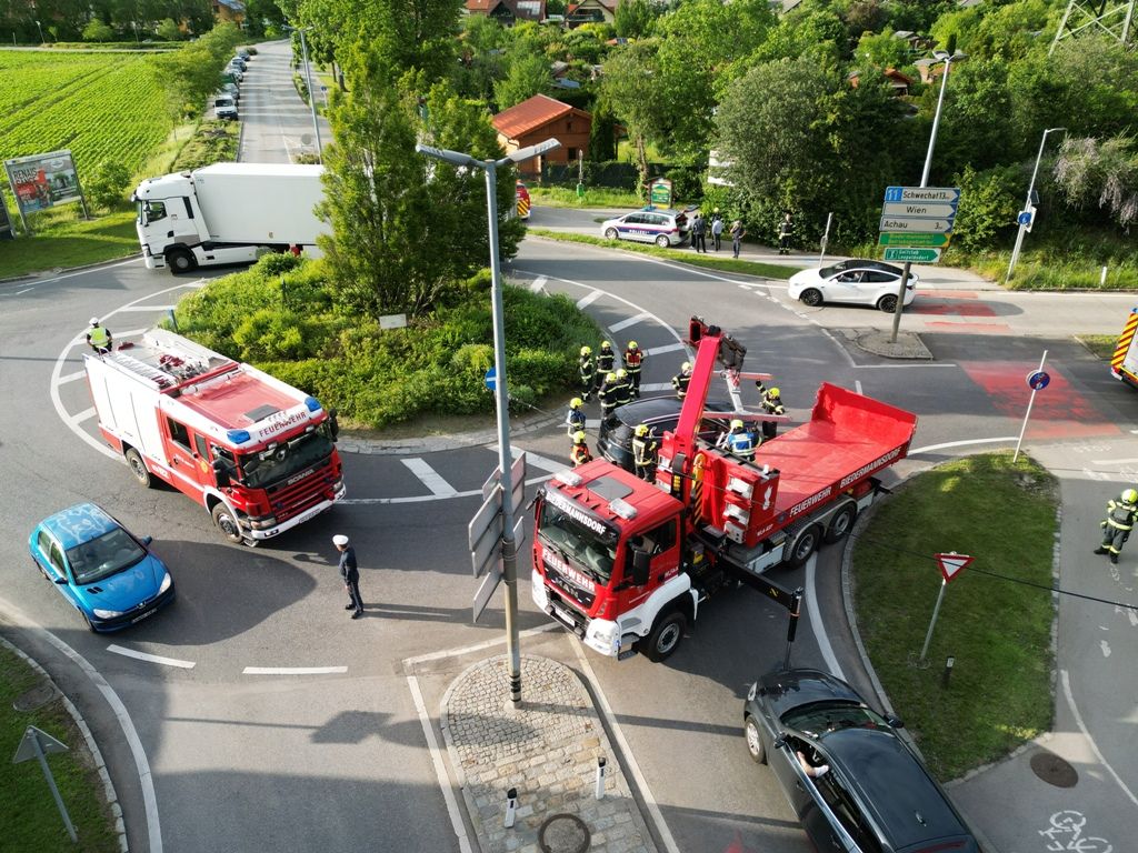 FF Biedermannsdorf: Verkehrsunfall im Kreisverkehr