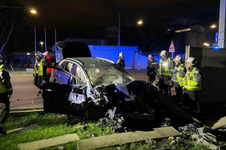 BF Wien: Verkehrsunfall – PKW durchschlug Betonmauer