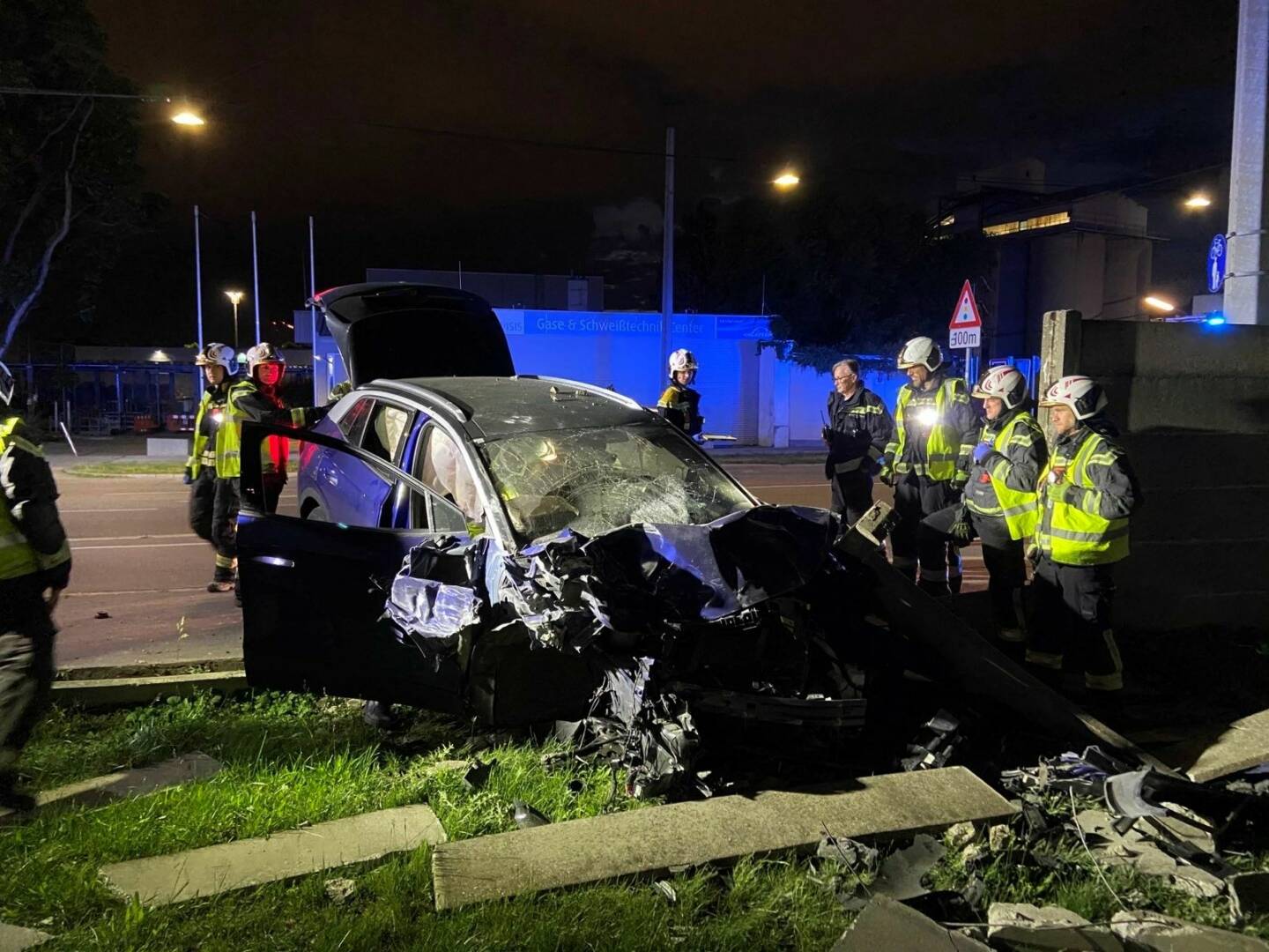 BF Wien: Verkehrsunfall – PKW durchschlug Betonmauer