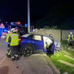 Verkehrsunfall - PKW durchschlug Betonmauer