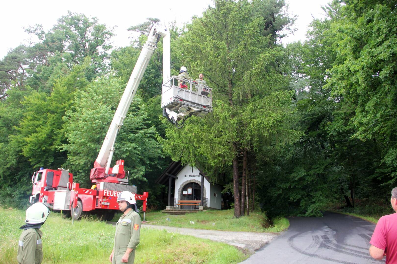 BFKDO Jennersdorf: Eiche droht Hubertuskapelle zu zerstören