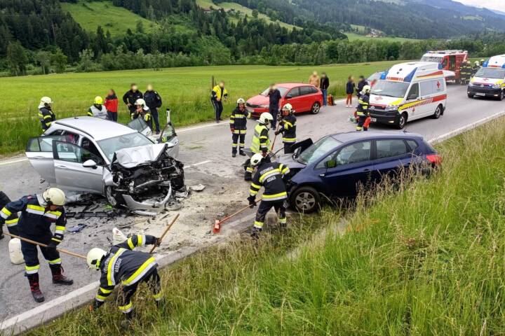 BFV Liezen: Schwerer Verkehrsunfall bei Assach