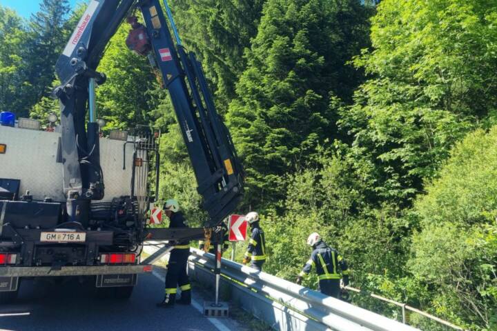 HFW Bad Ischl: Motorradlenker stürzt in Weißenbach