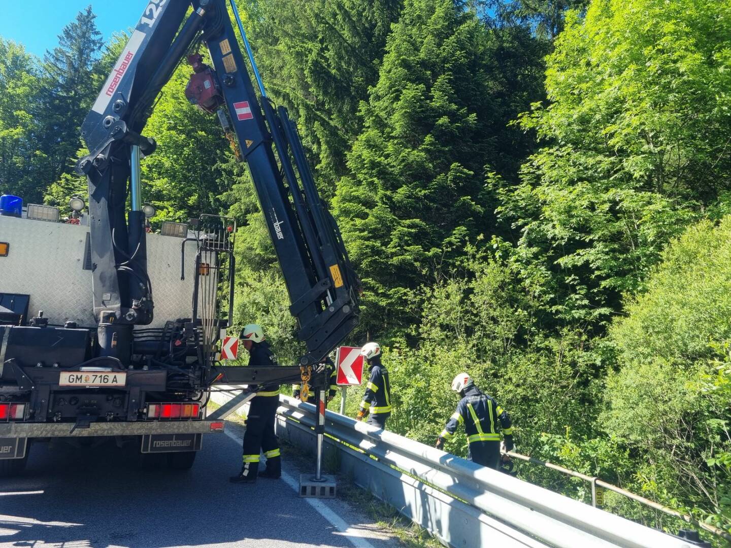 HFW Bad Ischl: Motorradlenker stürzt in Weißenbach