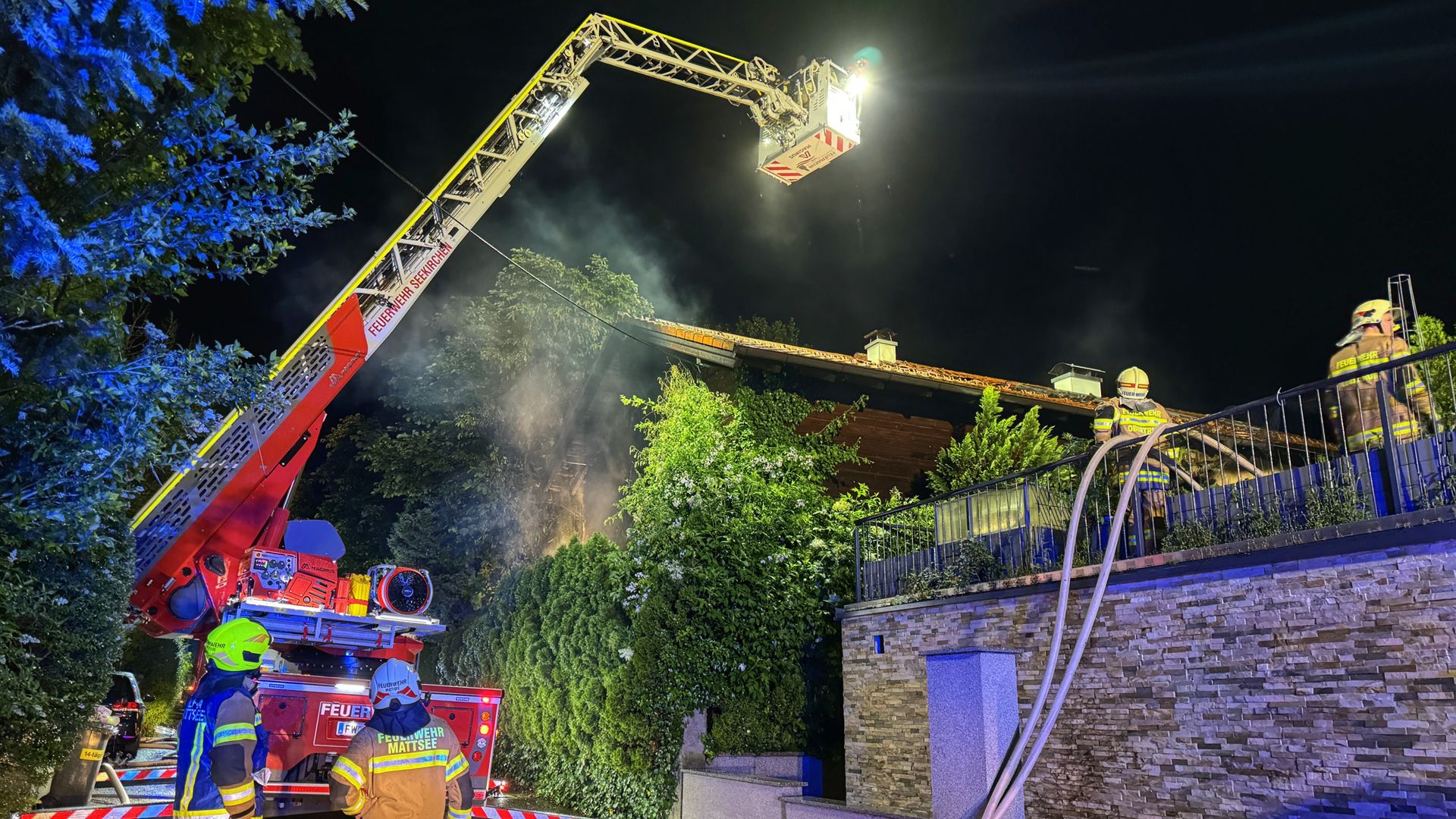 BFK Flachgau: Dachstuhlbrand Alarmstufe2 Lindenhofsiedlung