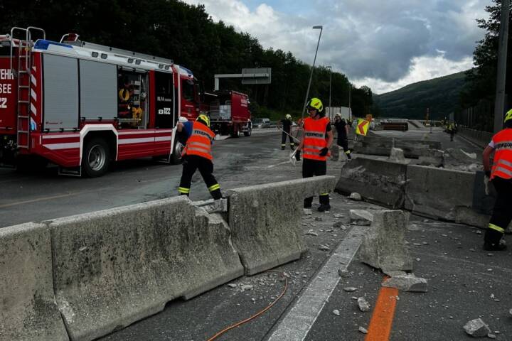 FF Mondsee: LKW-Unfall auf Autobahn bei Mondsee