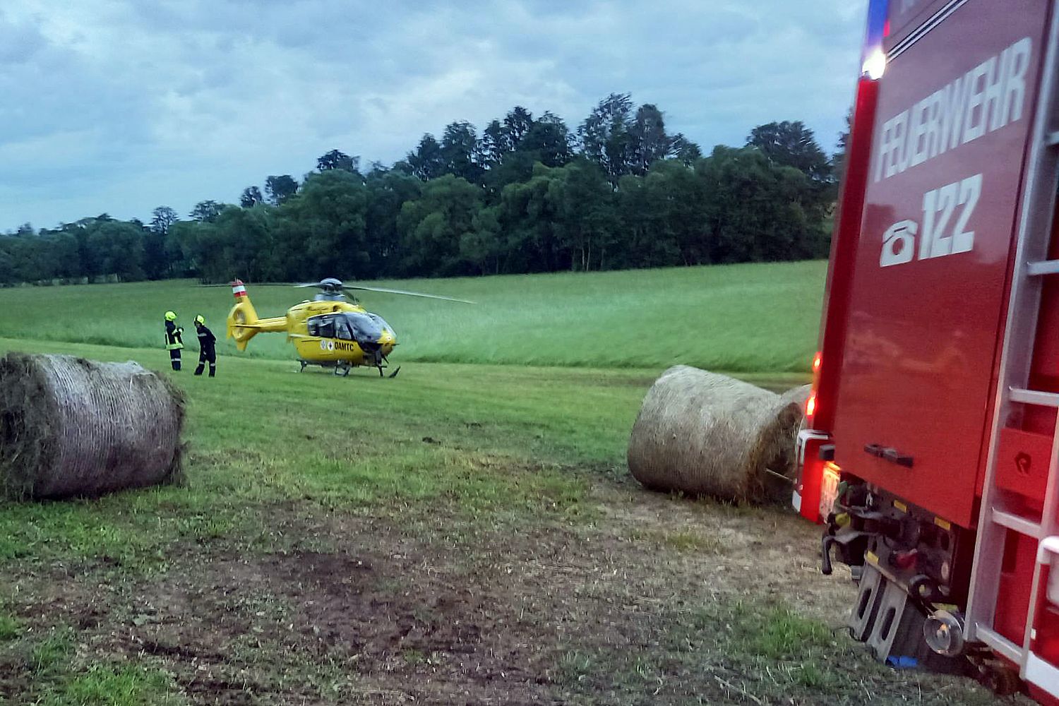 BFK Waidhofen/Thaya: Feuerwehr befreit Landwirt aus Notlage