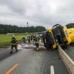 Verkehrsunfall - LKW auf A2 umgekippt