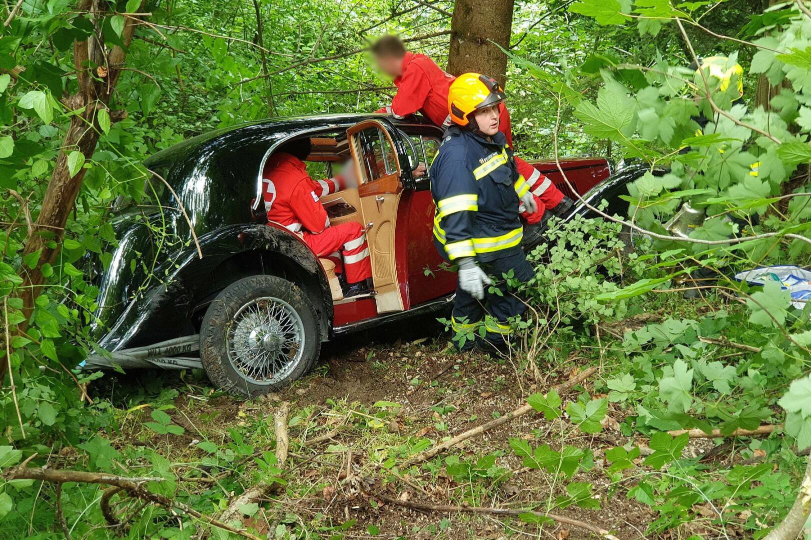 FF Bad Goisern: Menschenrettung aus abgestürztem Oldtimer