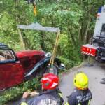 Menschenrettung aus abgestürztem Oldtimer