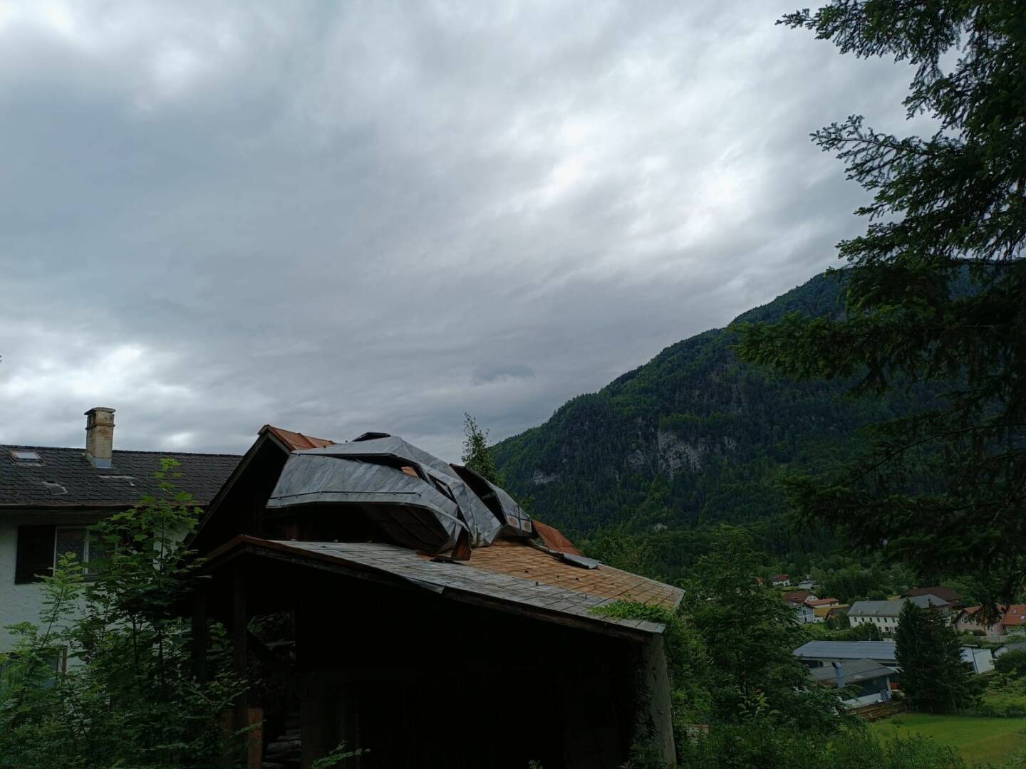 HFW Bad Ischl: Sturmböen deckten Dach in Bad Ischl ab
