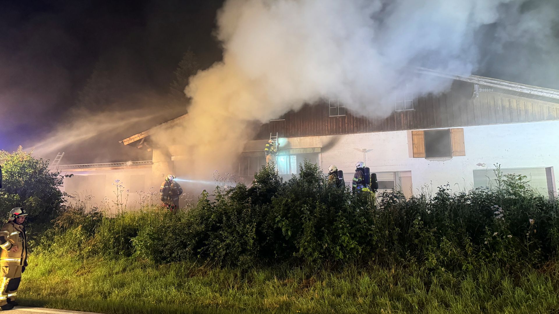 BFKDO Flachgau: Garagenbrand mit Alarmstufe 2