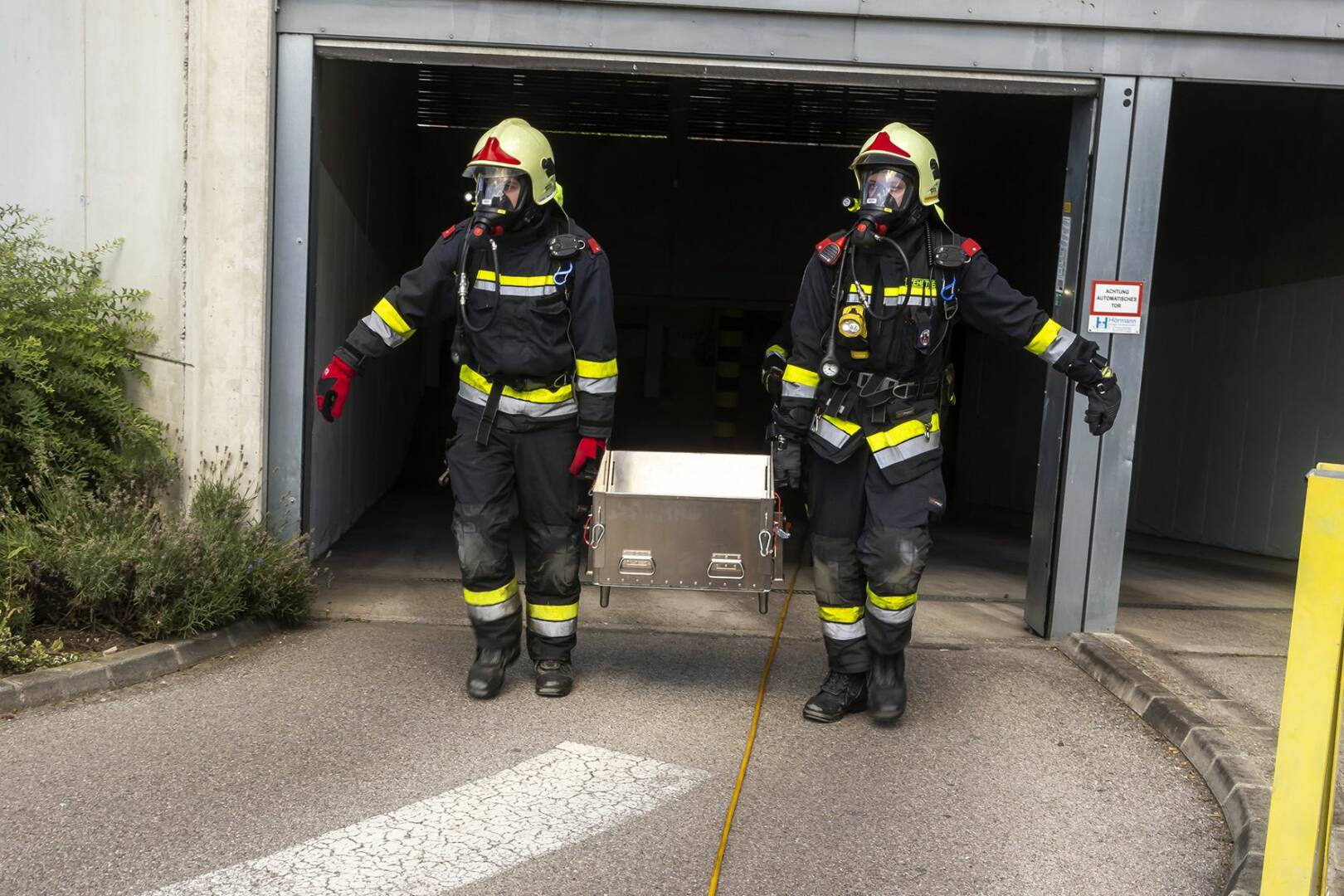 FF Krems: Brand in Batterielagerraum in Wohnhausanlage