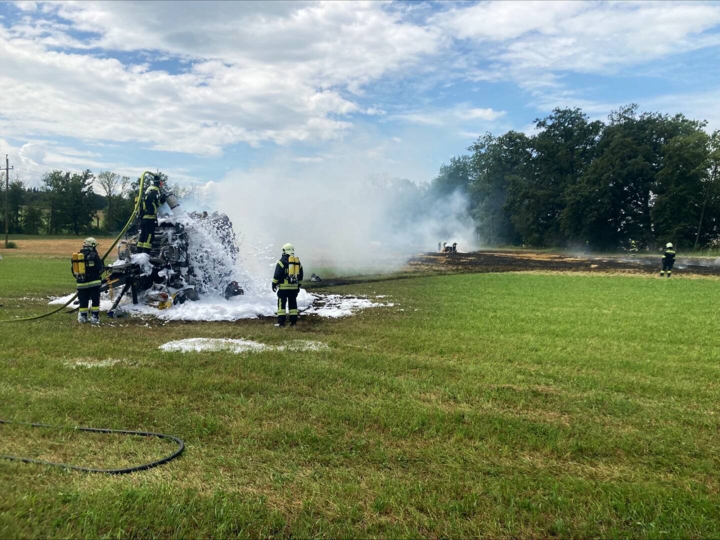 FF Weistrach: Rundballenpresse und Strohfeld in Flammen