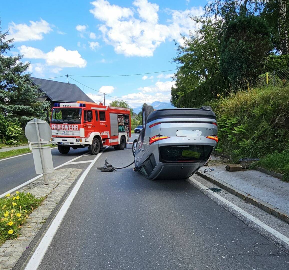 HFW Villach: PKW – Unfall auf der B84 Seeblickstraße