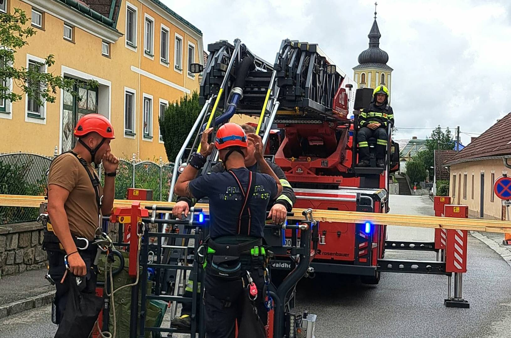 BFK Waidhofen/Thaya: Sicherungsarbeiten an Dächern