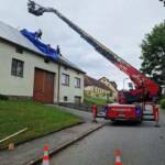 Sicherungsarbeiten an Dächern nach Gewitter in der Nacht auf Sonntag