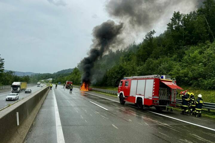 AFKDO Mondsee: PKW steht auf A1 in Vollbrand