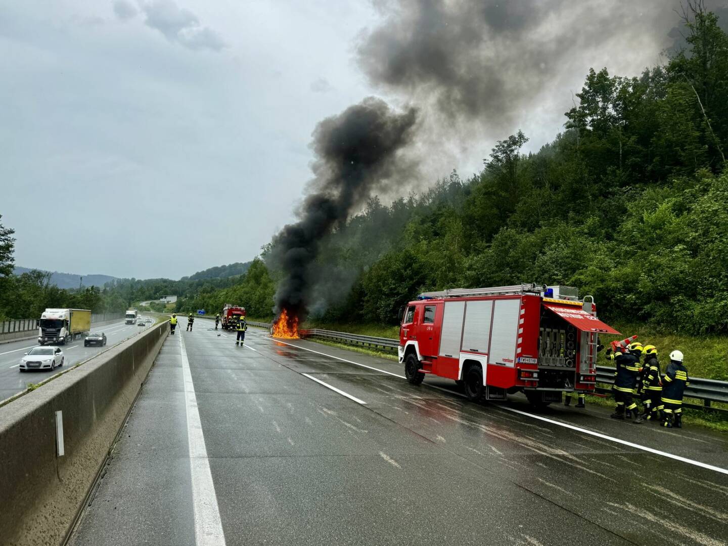 AFKDO Mondsee: PKW steht auf A1 in Vollbrand
