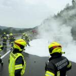 PKW steht auf A1 in Vollbrand