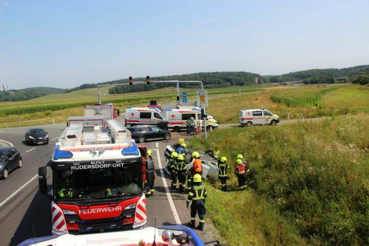 BFKDO Jennersdorf: Schwerer Verkehrsunfall auf S7