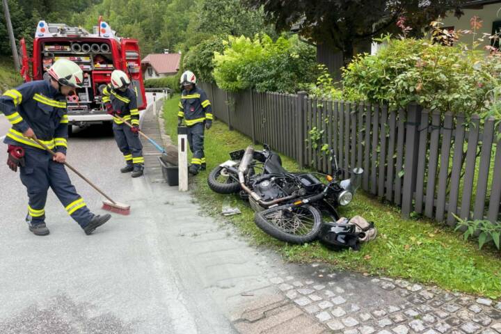 HFW Bad Ischl: Aufräumarbeiten nach Motorradunfall