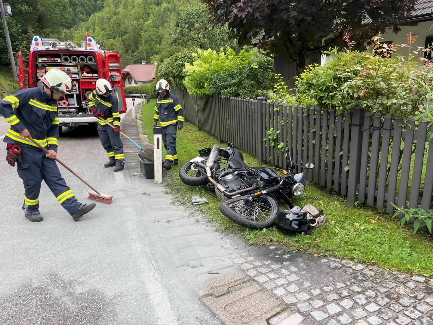 HFW Bad Ischl: Aufräumarbeiten nach Motorradunfall
