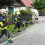 Aufräumarbeiten nach Motoradunfall