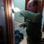 Sohn sperrt Vater auf Balkon