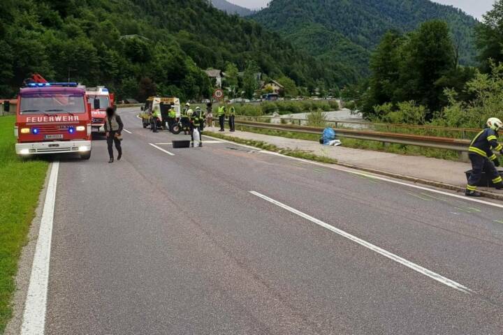 HFW Bad Ischl: Ölspur nach Motorradunfall auf der B145