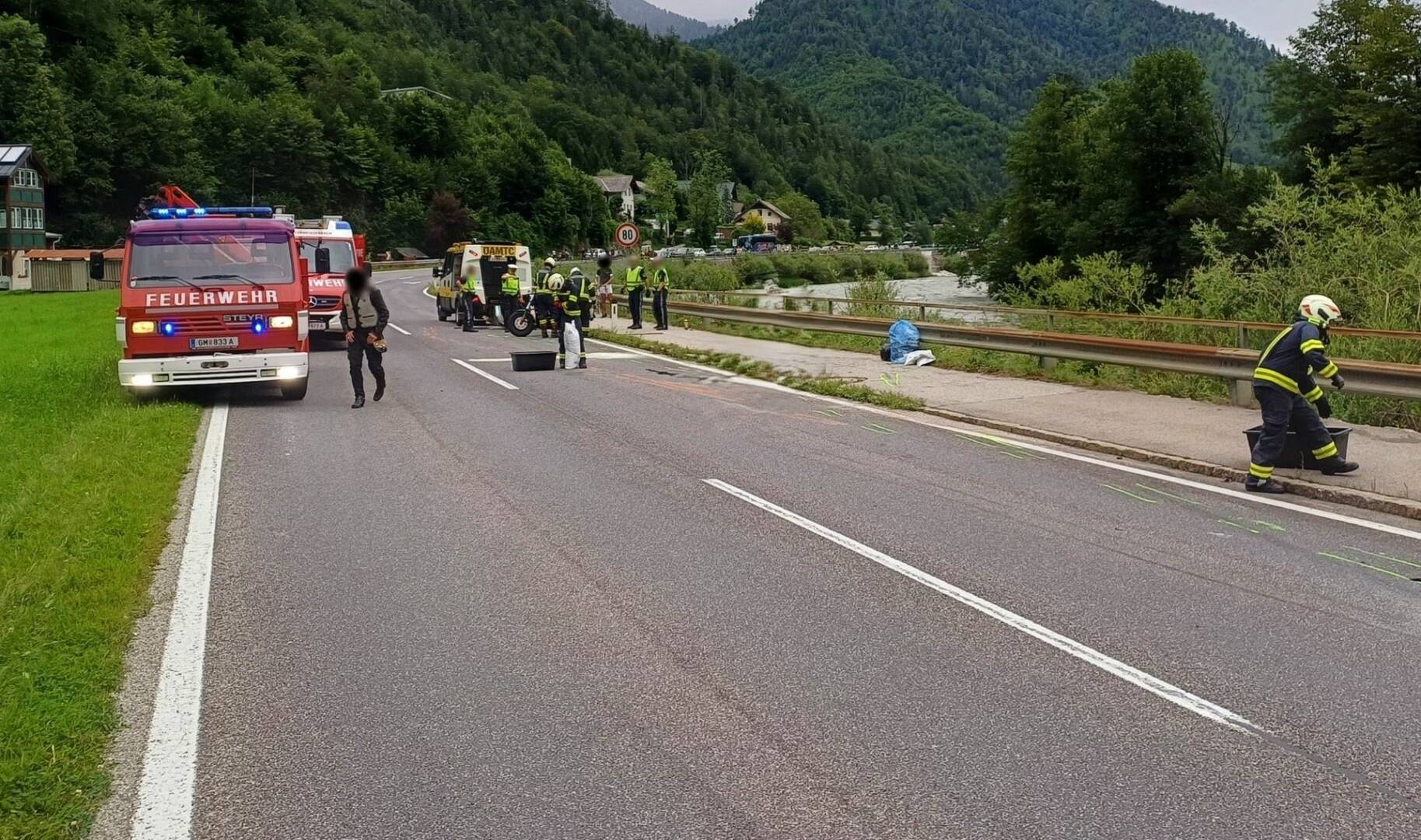 HFW Bad Ischl: Ölspur nach Motorradunfall auf der B145