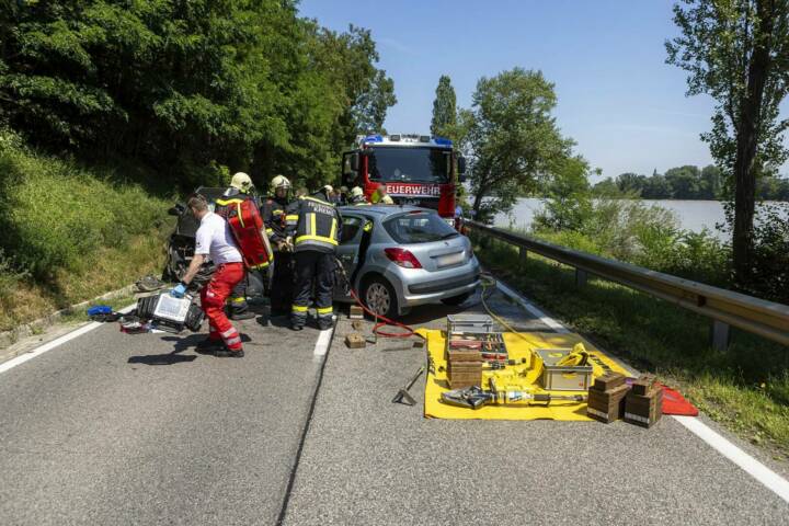 FF Krems: Schwerer Verkehrsunfall fordert ein Menschenleben