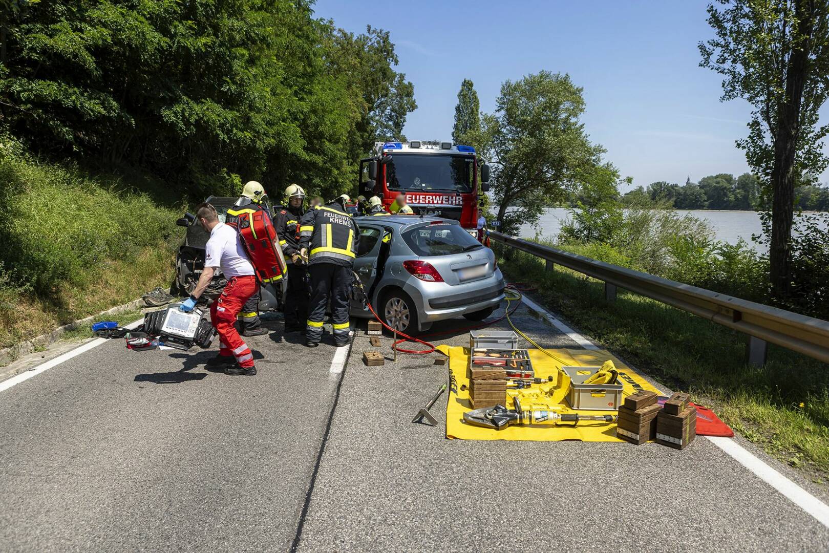 FF Krems: Schwerer Verkehrsunfall fordert ein Menschenleben