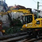 Gleisbettsauger umgekippt, Bergung im Gang