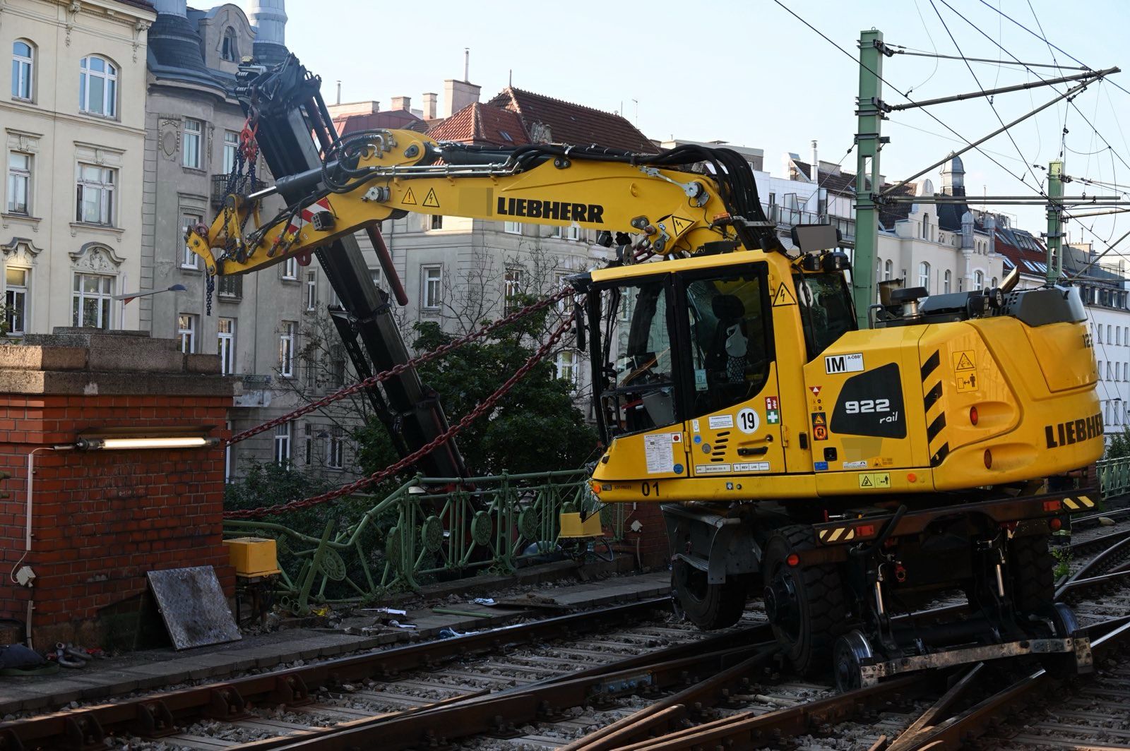 Gleisbettsauger umgekippt, Bergung im Gang