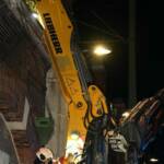 Gleisbettsauger umgekippt, Bergung im Gang