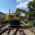 Gleisbettsauger umgekippt, Bergung im Gang