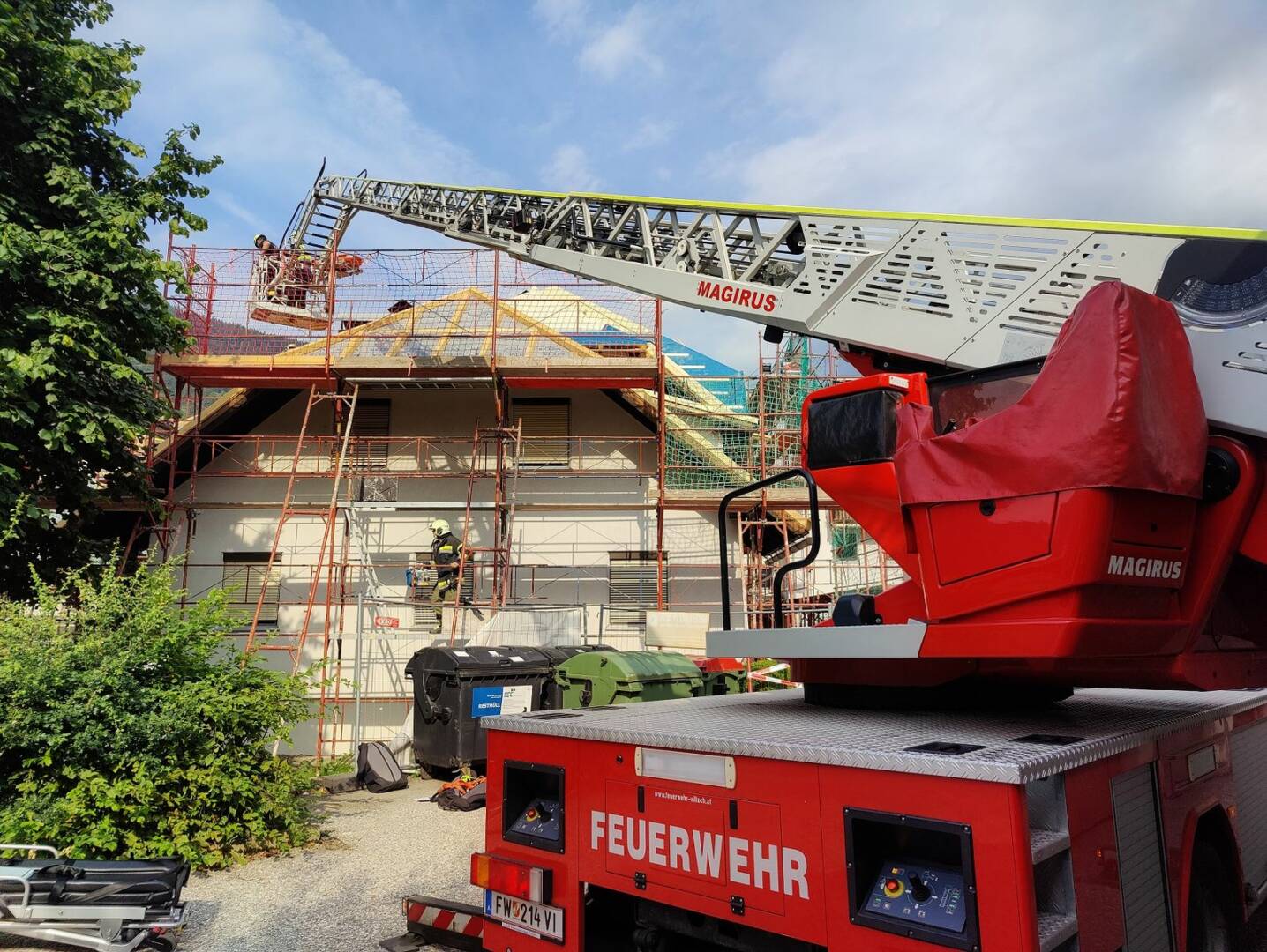 HFW Villach: Personenrettung über Drehleiter und Ölspur