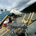 Personenrettung über Drehleiter und Ölspur