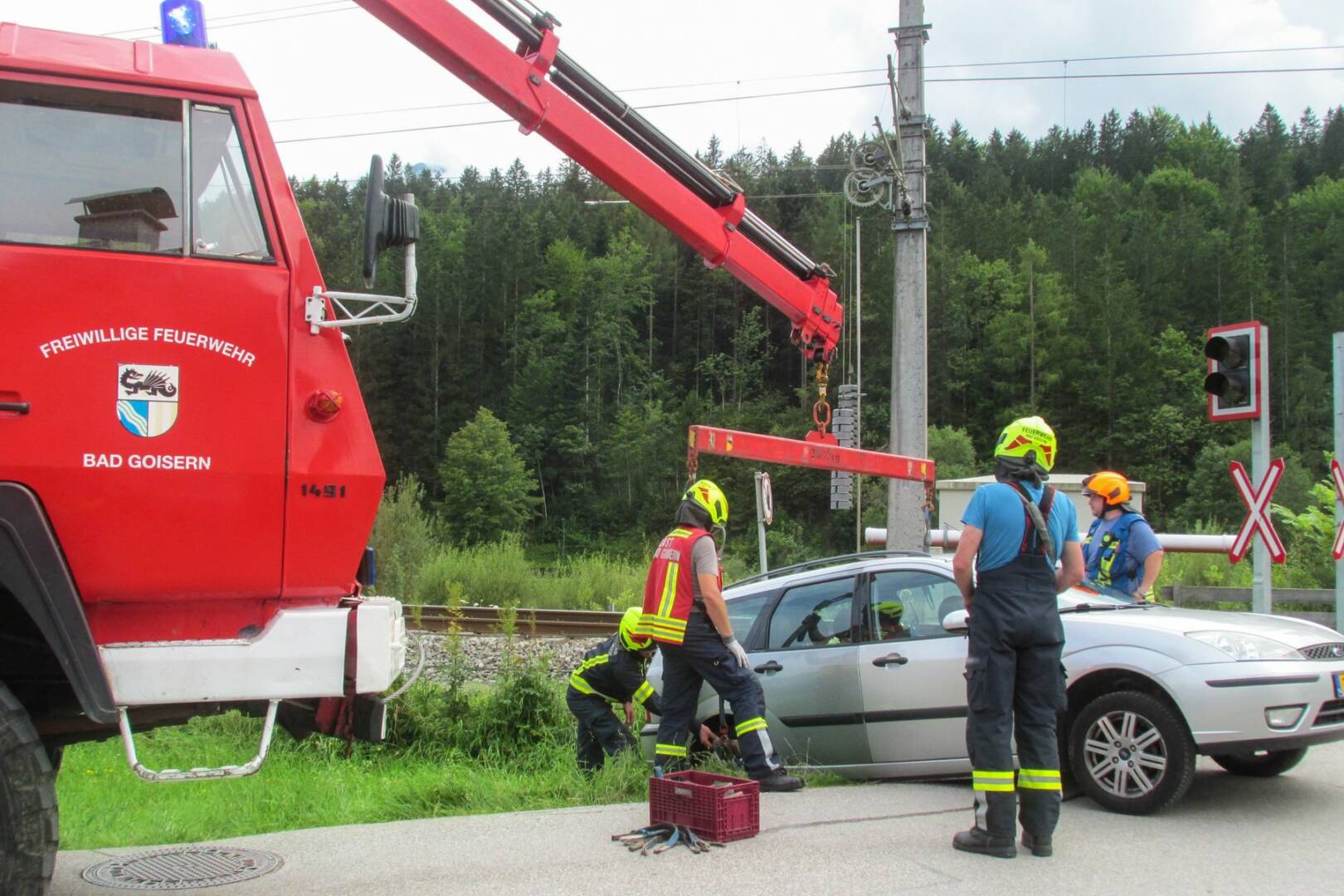 FF Bad Goisern: PKW mit Kran geborgen, Urlaub gerettet