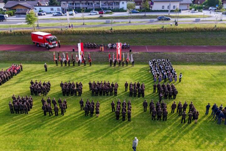 FF Mondsee: Fahrzeugsegnung des neuen Einsatzlogistikfahrzeugs