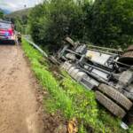 Aufwendige Lkw-Bergung aus Bachbett