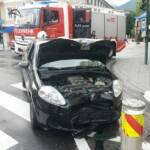 PKW gegen Poller - Öleinsatz in Bad Ischl